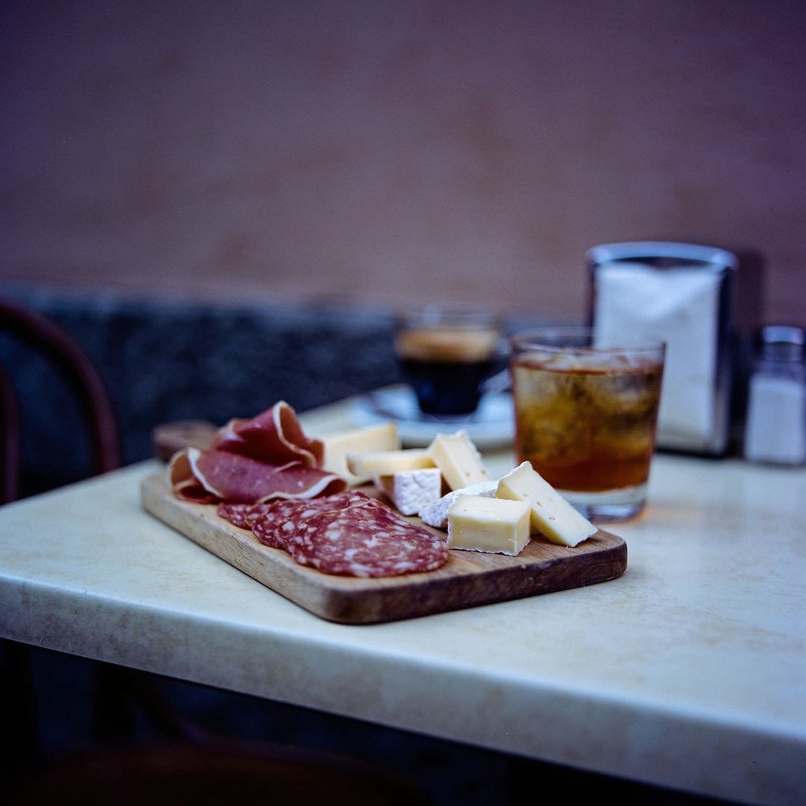 Tagliere serale di salumi e formaggi in caffetteria